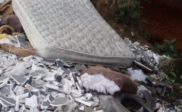 Mais quinze dias e o lixo continua lá...