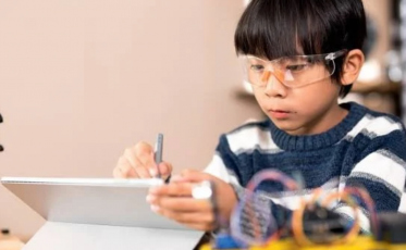 Betha e Happy Face oferecem oficinas gratuitas de IA para adolescentes com altas habilidades