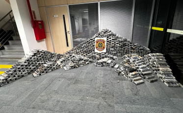 Mais 725 kg de cocaína são encontrados escondidos sob piso de imóvel em Itajaí