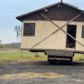 Casa sobre caminhão ainda não foi retirada, mas Defesa Civil prevê desmonte