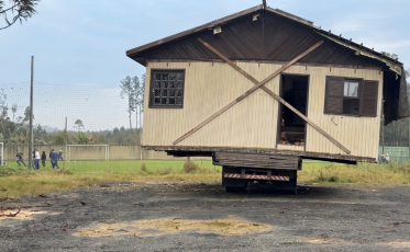 Casa sobre caminhão ainda não foi retirada, mas Defesa Civil prevê desmonte