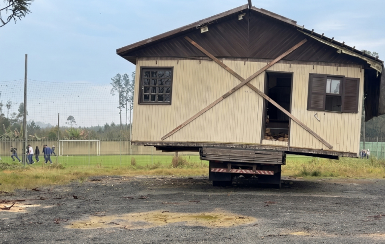 Casa sobre caminhão ainda não foi retirada, mas Defesa Civil prevê desmonte