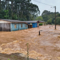 Temporal atinge 55 municípios e deixa centenas de pessoas fora de casa em SC