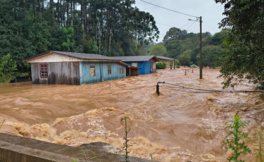 Temporal atinge 55 municípios e deixa centenas de pessoas fora de casa em SC