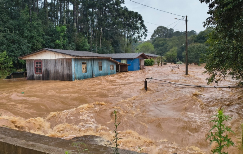 Temporal atinge 55 municípios e deixa centenas de pessoas fora de casa em SC