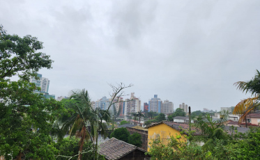 Domingo de céu nublado e sensação de ar abafado na região