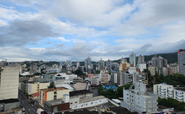((Áudio)) Temperaturas amenas e poucas aberturas de sol 