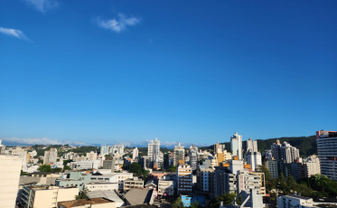 ((Áudio)) Predomínio de sol, calor e vento nordeste na região
