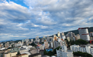 ((Áudio)) Muito calor e chuva isolada pelos próximos dias