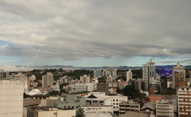 ((Áudio)) Chuva branda e clima abafado marcam a sexta-feira na região