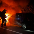 Carro é destruído por incêndio no anel viário em Criciúma