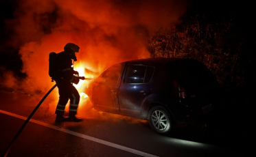 Carro é destruído por incêndio no anel viário em Criciúma