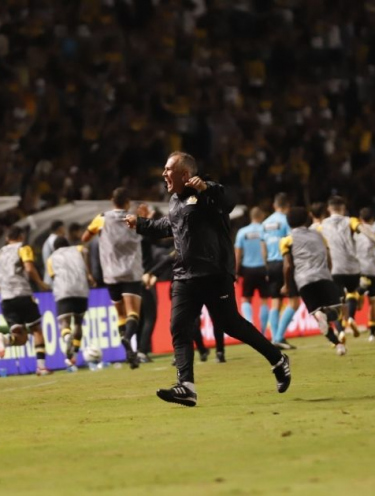 'O Criciúma é isso': Eduardo Baptista comemora a vitória com emoção