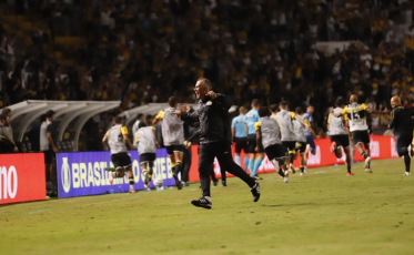 'O Criciúma é isso': Eduardo Baptista comemora a vitória com emoção