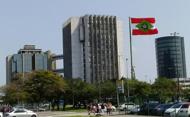 Funcionário público que vendeu lote em cemitério é condenado