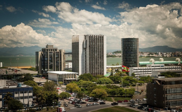 Funcionário público que cobrou vantagens sexuais para liberar obra continua afastado