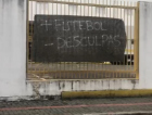 Após derrota para o Atlético-GO, torcida do Criciúma coloca faixas de protesto no Majestoso