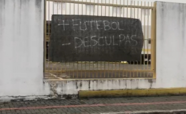 Após derrota para o Atlético-GO, torcida do Criciúma coloca faixas de protesto no Majestoso