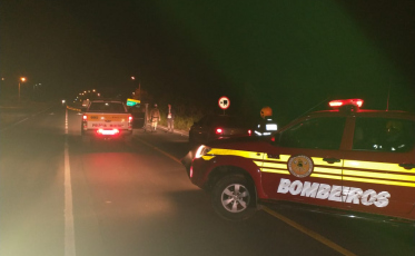 Homem pendurado em caminhão cai e morre atropelado pelo veículo 