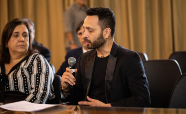 Tatuador redesenha aréolas de mulheres que venceram o câncer de mama