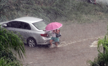 Temporal alaga ruas em Criciúma