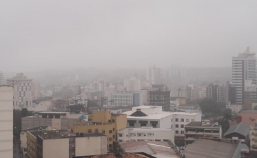 Mais um dia de garoa. Depois, o sol reaparece