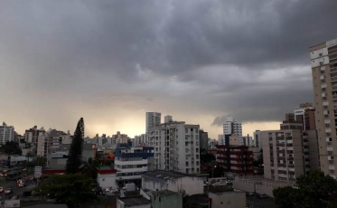 Defesa Civil alerta para previsão de vento e chuva forte