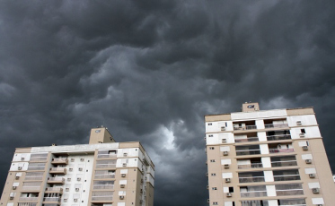 Calor de 55 graus e temporal forte. De novo