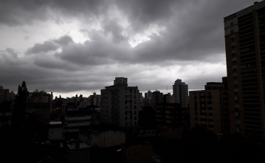 Escureceu à tarde. Temperatura cai dez graus em meia hora