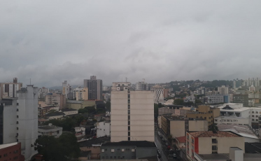 Sexta-feira será encoberta e com vento sul