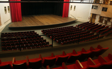 Teatro Elias Angeloni com agenda movimentada no fim de semana