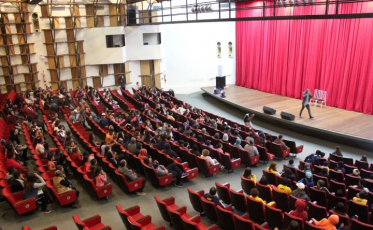 Atrações movimentam o Teatro Municipal Elias Angeloni