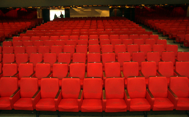 Teatro Elias Angeloni receberá shows de humor e espetáculo infantil