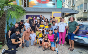 Carvoeiros visitam a Casa Guido e fazem a alegria de crianças e adolescentes