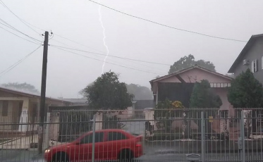 Mais de 17 mil pontos sem energia em Criciúma (VÍDEO)