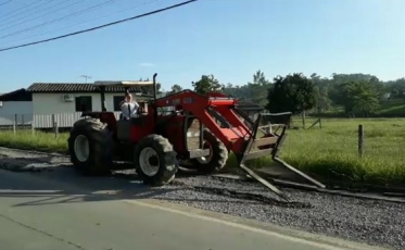 Morador destrói obra pública em Nova Veneza (VÍDEO)