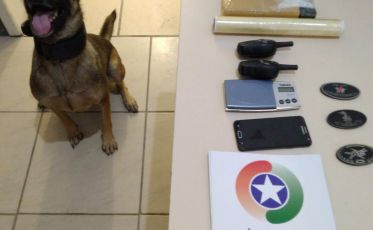 Dois traficantes são flagrados com drogas