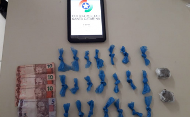 Jovem e adolescente são flagrados com drogas