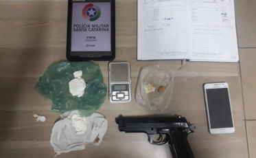 Traficante é flagrado com crack e cocaína