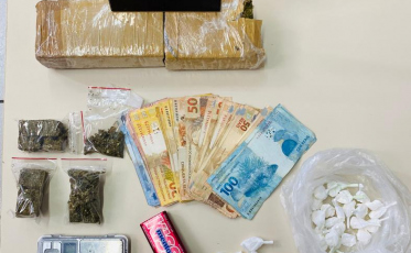 Polícia prende um por roubo e outro por tráfico