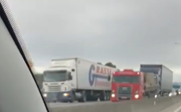 Acidente deixa trânsito lento na BR-101 (VÍDEO)