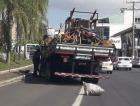 Caminhão quebrado complica trânsito na Centenário