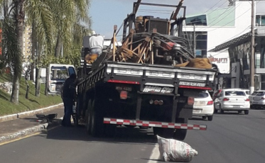 Caminhão quebrado complica trânsito na Centenário