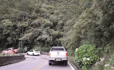 Caminhão bloqueia tráfego na Serra do Rio do Rastro