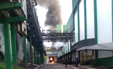 Incêndio em tanque de combustível de fábrica é registrado (VÍDEO)
