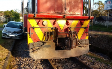 Acidente entre carro e locomotiva no Pinheirinho