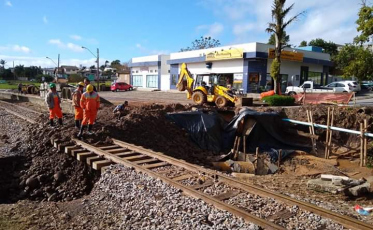 FTC trabalha no conserto de linha férrea em Içara