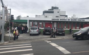 Mais um dia de fila na UBS do Centro. Secretário explica