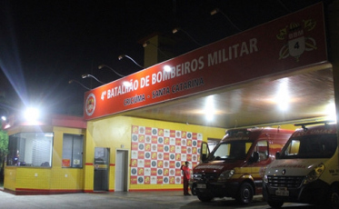 Caminhão e viatura dos bombeiros atua no bairro Comerciário