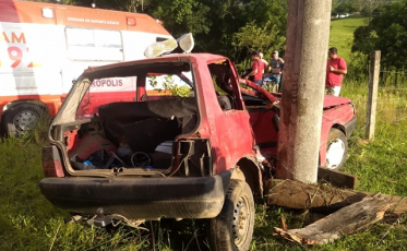Carro colide contra poste e duas pessoas ficam feridas